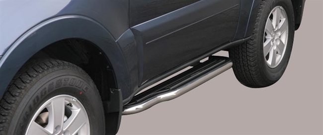 Trinbrædder i rustfri stål - Fås i sort og blank - Kort model fra Mach til Mitsubishi Pajero 3 dørs årg. 07+