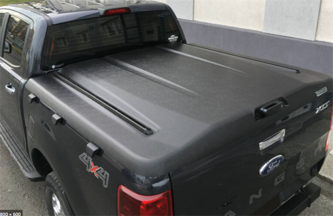 Ladtop fra Pro-Form Sportlid V sort grynet overflade med centrallås til Isuzu D-Max Double Cab Årgang 2020+