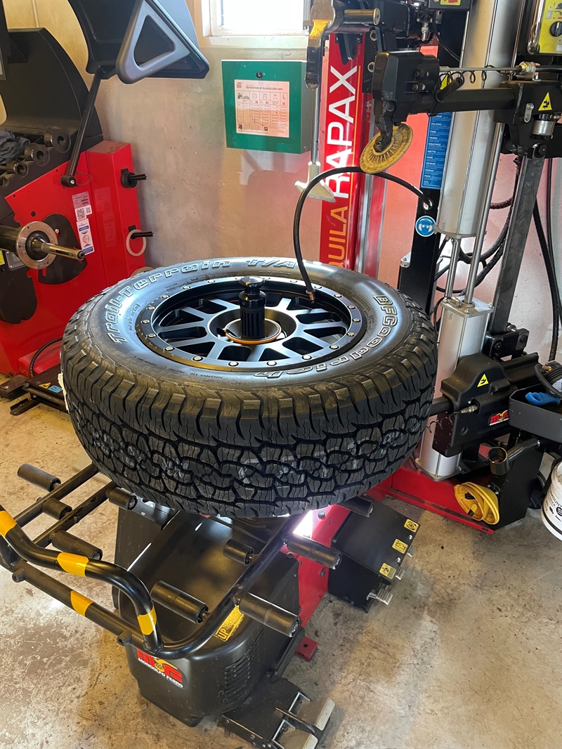 Afmontering/påmontering af dæk på fælge