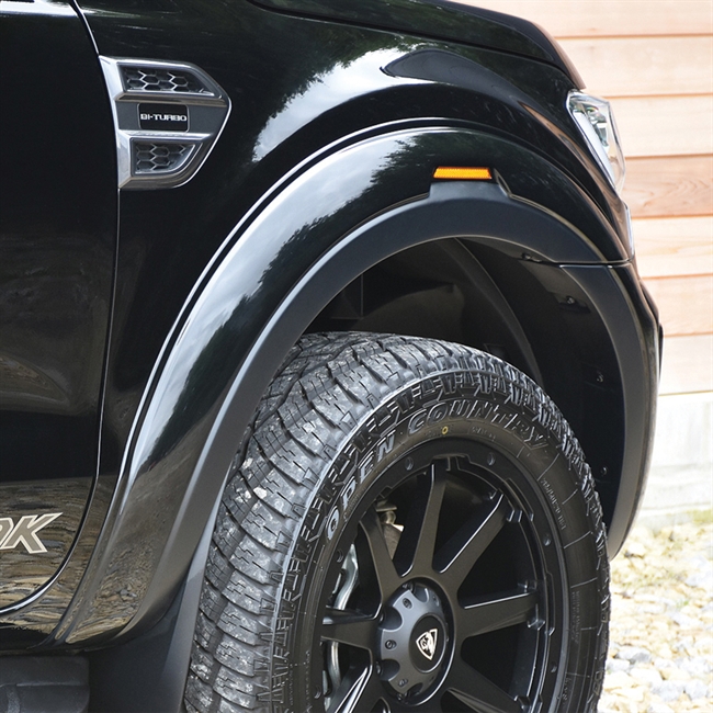 Skærmforøger til Ford Ranger med udskæring til parkeringssensor årg. 19+ 30mm i sort (Shadow Black)