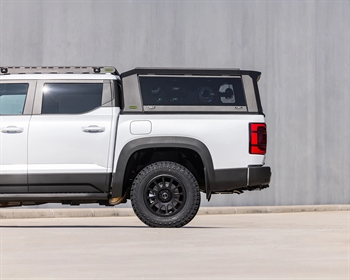 Hardtop "Raid" fra Ironman4x4 i alu. med sideruder til Isuzu D-max Double Cab årg. 2019-2024