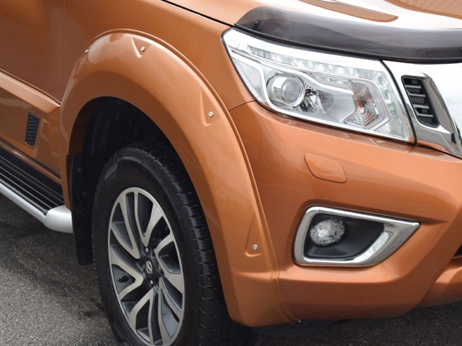 Skærmforøger til Nissan Navara NP300 70mm leveret i bilens fabriksfarve