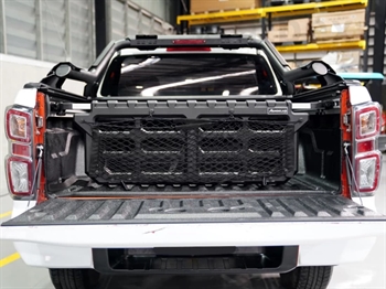 Ladopdeler/Bed divider fra Aeroklas til Isuzu D-MAX D/C/XC Årgang 2025+ med lastbjælke