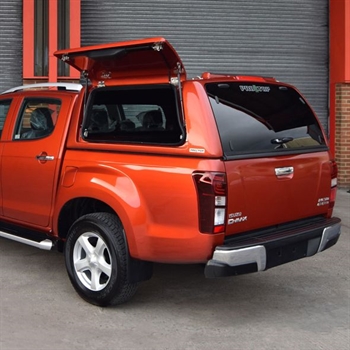Hardtop fra ProTop Gullwing med glasrude i bagdøren lakeret i køretøjets originalfarve til Isuzu D-Max D/C Årgang 2017-2020