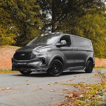 Bodykit fra Predator i bilens originalfarve til Ford Transit Custom LWB med dobbeltdøre Årgang 2023+