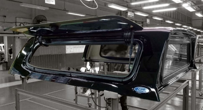 Hardtop fra Aeroklas med højre side pop-up/venstre skyde vindue og centrallås lakeret i bilen's farve til Ford Ranger Rab Cab Årgang 2023+