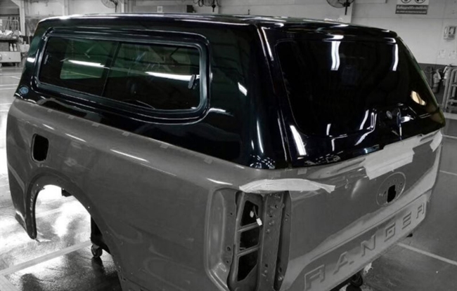 Hardtop fra Aeroklas med højre side pop-up/venstre skyde vindue og centrallås lakeret i bilen\'s farve til Ford Ranger Rab Cab Årgang 2023+