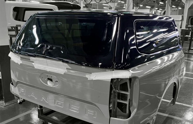 Hardtop fra Aeroklas med højre side pop-up/venstre skyde vindue og centrallås lakeret i bilen\'s farve til Ford Ranger Rab Cab Årgang 2023+