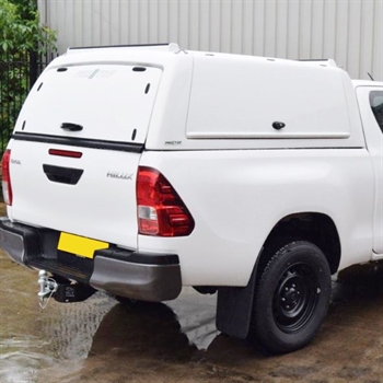 Hardtop fra ProTop Gullwing med solid bagdør - Lakeret i køretøjets originalfarve til Toyota Hilux E/C Årgang 2016+