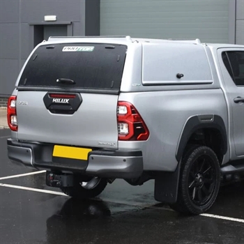 Hardtop fra ProTop Gullwing med glasrude i bagdøren lakeret i køretøjets originalfarve til Toyota Hilux D/C Årgang 2016+