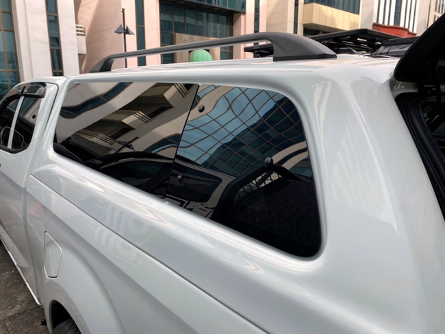 Hardtop fra Aeroklas m/pop-out sideruder med centrallås Lakeret i bilen\'s farve til Isuzu D-Max Extra Cab Årgang 2021+