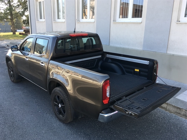 Ladindsats/bedliner - Under rail C-Channel fra Aeroklas til Mercedes X-Class Double Cab Årgang 2017-