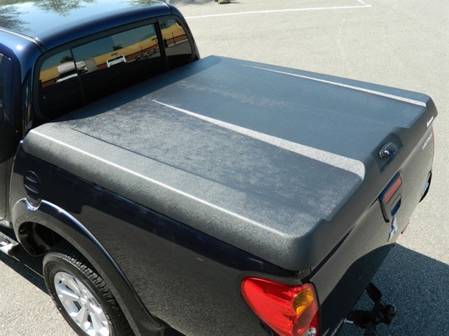 Ladtop Aeroklas Speed hard cover i sort grynet overflade til Mitsubishi L200 Double Cab Årgang 2009-2015