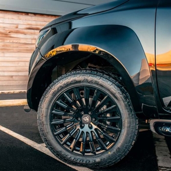 Skærmforøger - Monster i Gloss Black primer fra Predator til Nissan Navara NP300 AdBlue D/C Årgang 2017+