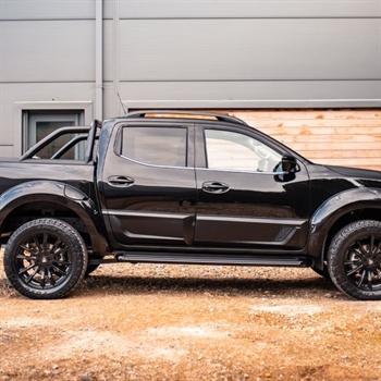 Sidebeskyttelse fra Predator lakeret i bilens originalfarve til Nissan Navara NP300 Årgang 2016+