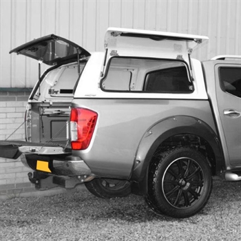 Hardtop fra ProTop Gullwing med solid bagdør lakeret i bilens originalfarve til Nissan Navara NP300 D/C Årgang 2016-2021