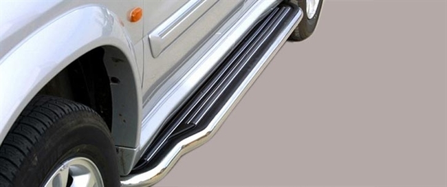 Trinbrædder i rustfri stål - Fås i sort og blank - Kort model fra Mach til Suzuki Grand Vitara 3 dørs årg. 98-05