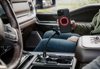 Telefonholder der passer til bilens kopholder fra Quadlock