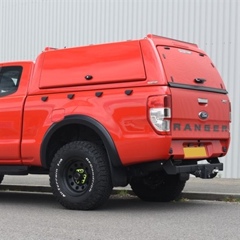 Hardtop fra ProTop Gullwing med solid bagdør - Lakeret i køretøjets originalfarve til Toyota Hilux X/C Årgang 2012-2022