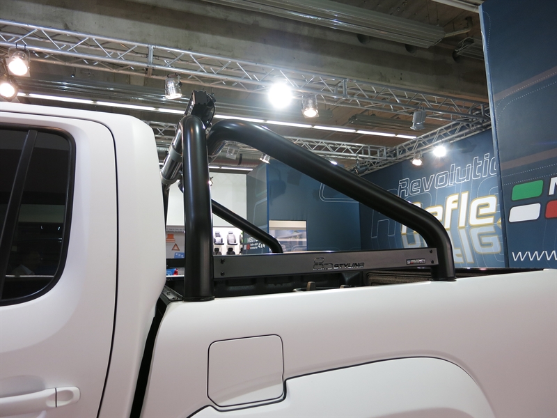 Styrtbøjle/Roll Bar til montering på lad i rustfri stål - Sort med logo til Isuzu D-max årg. 03-06