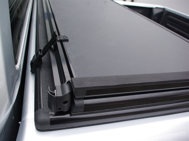 Hard Cover Tri-Fold til Nissan Navara Double Cab årg. 2005-2015