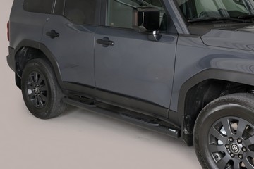 Side bars med trin i rustfri stål - Sort til Toyota Land Cruiser 250 Årgang 2025+