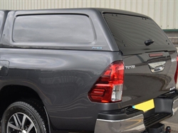 Hardtop fra Aeroklas Commercial u/sideruder lakeret i bilen's farve med centrallås til Toyota Hilux Double Cab Årgang 2015-